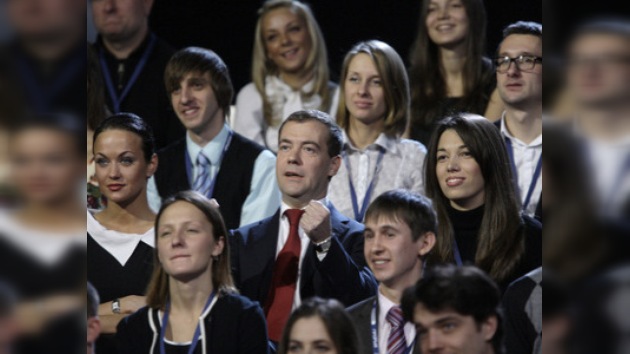 Medvédev promete prestar más atención a la política para la juventud