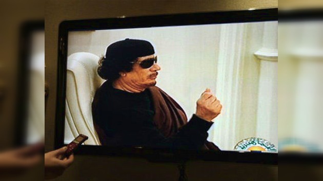 Gaddafi aparece en televisión por primera vez desde la muerte de su hijo
