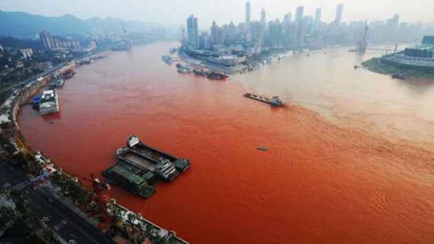 Vídeo: Aguas del río Yangtsé se tiñen de un preocupante rojo