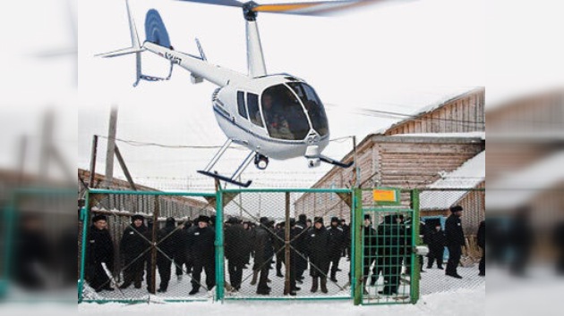 Cinematográfico escape en helicóptero de una cárcel rusa de alta seguridad