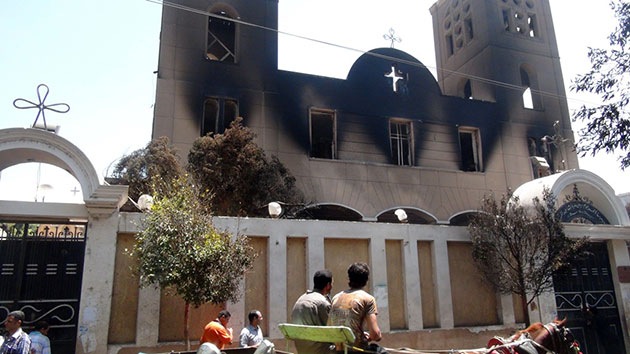 Video, Foto: Los islamistas queman iglesias y escuelas cristianas en Egipto