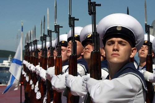 Dmitri Medvédev asistió a los ejercicios militares 'Oriente 2010' en el mar de Ojotsk