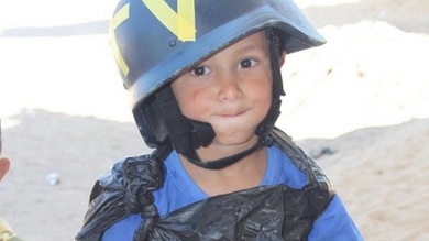 Niño palestino con una bolsa de basura a modo de chaleco antibalas conquista la Red