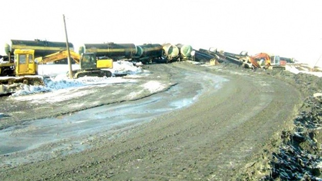 Fotos: Cisternas con ácido sulfúrico descarrilan en los Urales