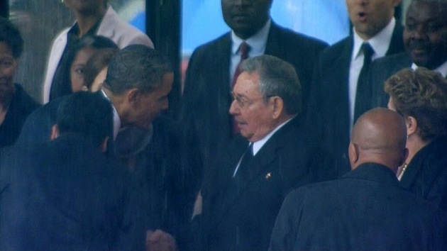 Video: Histórico apretón de manos entre Barack Obama y Raúl Castro