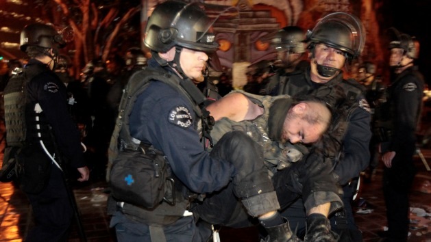 Occupy Los Angeles se querella contra la Policía por uso de tácticas militares