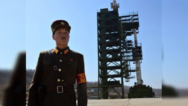 FOTOS: el polémico cohete norcoreano ya está en su plataforma de despegue