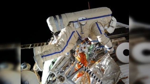 Cosmonautas rusos realizan su segunda caminata espacial