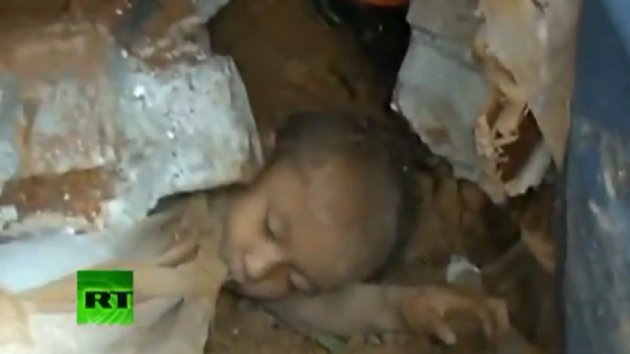 VIDEO: Rescatan a un niño enterrado por los deslizamientos en China