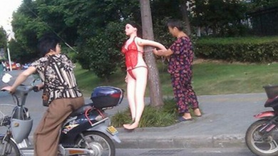 Una muñeca inflable garantiza la seguridad vial en China