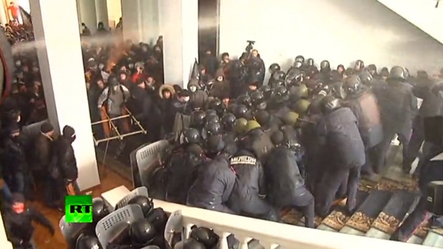 Video: Opositores ucranianos golpean y lanzan objetos a un grupo de policías