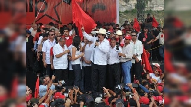 Manuel Zelaya regresa a Honduras y es recibido por miles de partidarios