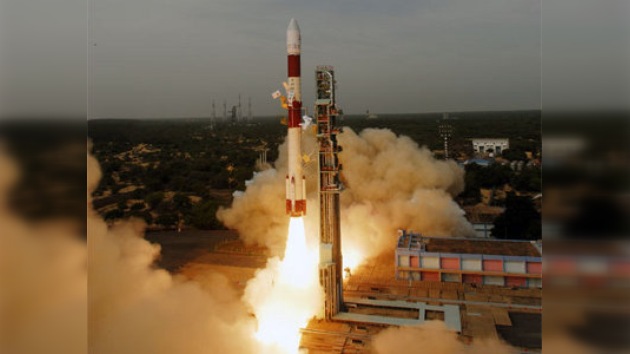 La India pone en órbita cinco satélites 