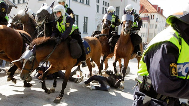 FUERTES IMÁGENES: Caballería de la Policía sueca pisotea a manifestantes antinazis