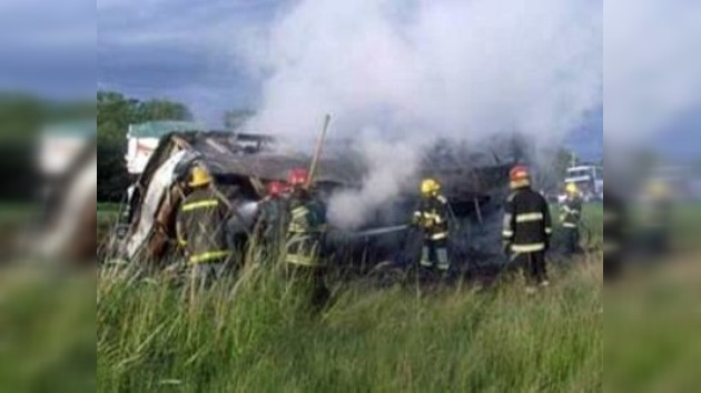 En Argentina el choque de un autobús y un camión deja nueve muertos