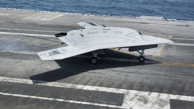 Video: Un drone de EE.UU. realiza con éxito su primer aterrizaje en un portaaviones