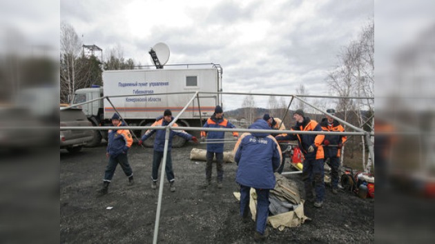 Equipos de rescate descienden a la mina para evacuacar a los mineros 