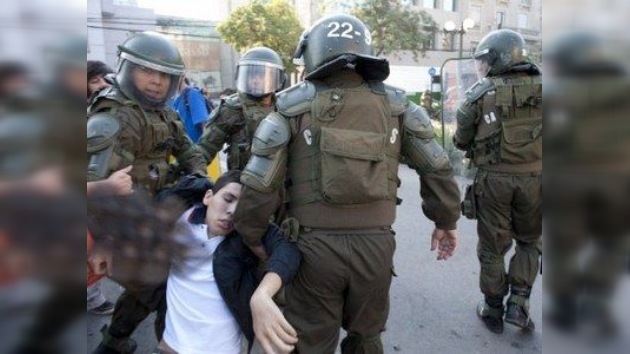 Chile: la Policía arremete contra los estudiantes que protestan por la educación