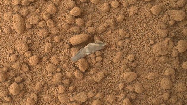 El Curiosity analizará el misterioso material hallado en la superficie marciana