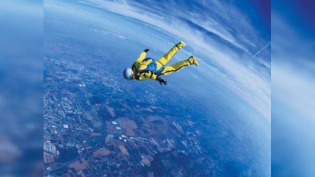 Un paracaidista pretende romper la barrera del sonido 