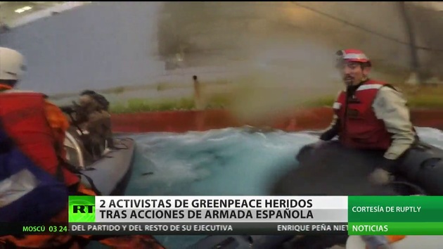Dos activistas de Greenpeace heridos tras acción de Armada española
