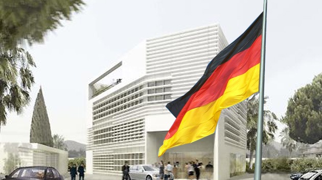 Video: Un 'indignado' retira la bandera de la Embajada alemana en Chipre