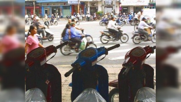 Motoristas ilegales son 'pescados' por la policía en Vietnam 