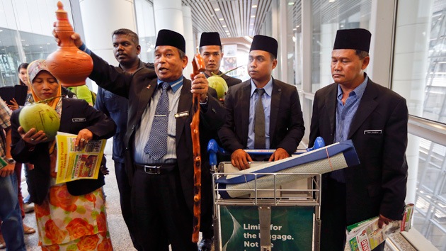 Video: Malasia recurre a un chamán para que arroje luz sobre el destino del vuelo MH-370