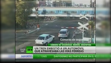Un tren embiste a un coche que invadió las vías férreas