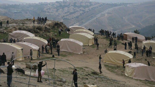 La Policía israelí entra en el campamento palestino para desalojarlo por la fuerza