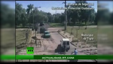 Un joven argentino evita un accidente arriesgando su vida
