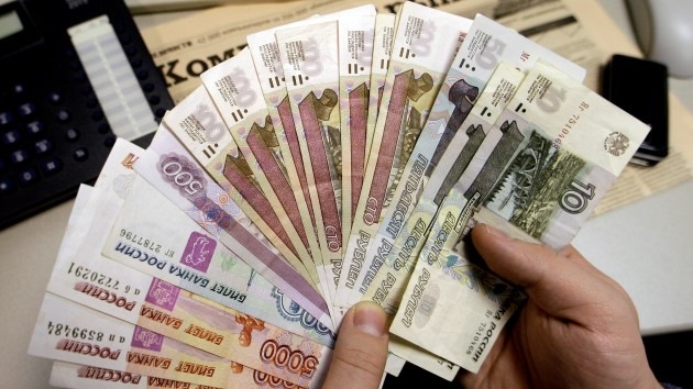 El rublo ruso empieza a circular oficialmente en Crimea