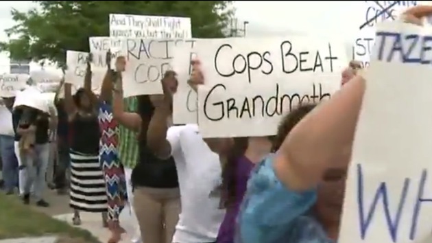 Video: Policías en EE.UU. asaltan fiesta familiar rociando gas pimienta a niños