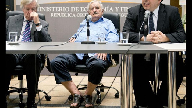José Mujica acude en sandalias a la toma de posesión del ministro de Economía