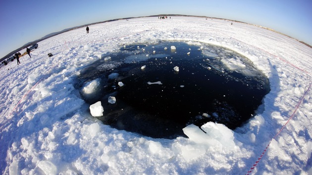 El meteorito de Cheliábinsk deja huella: hallan un cráter en el fondo de un lago