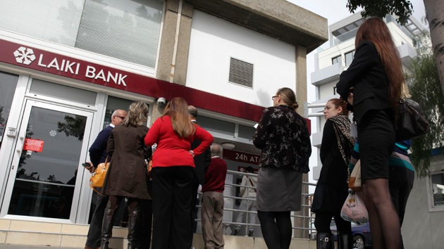 El límite de retirada de efectivo en los bancos de Chipre es de 100 euros diarios