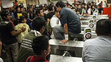 #PosMeSalto: mexicanos se rebelan contra la subida de precio del metro no pagando