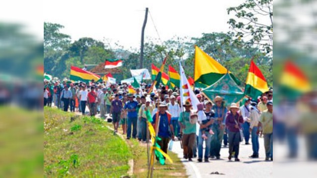 Los indígenas bolivianos marchan contra la construcción de una carretera