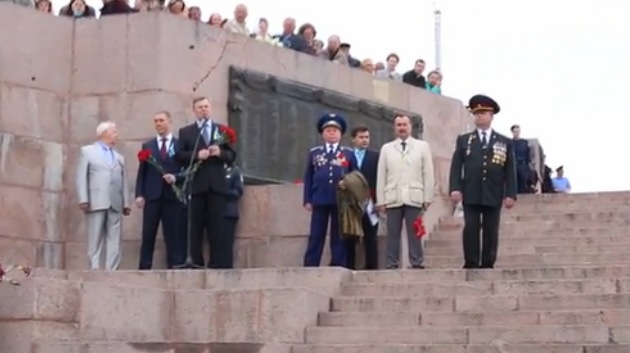 Veteranos abuchean a un gobernador ucraniano que llamó "libertador" a Hitler