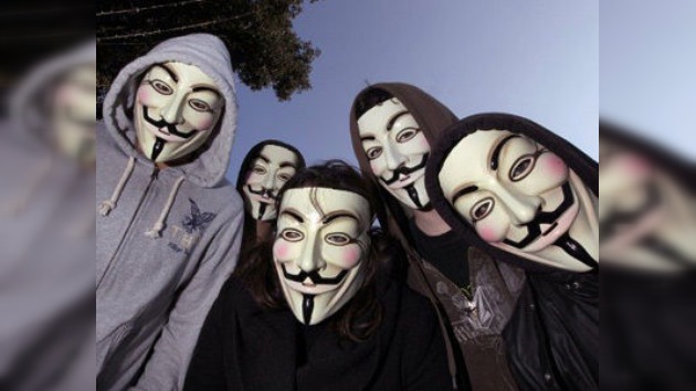 Seguidores de Anonymous se concentran junto al centro Pompidou de París