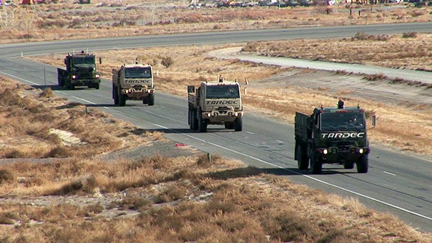 Video, fotos: El Pentágono prueba un convoy de vehículos militares sin conductor