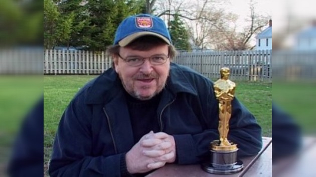Michael Moore entregó número telefónico de Gorbachev a Obama