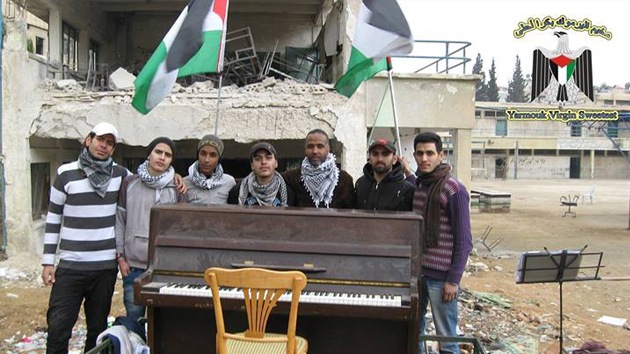 Joven toca el piano en campo de refugiados en Damasco para "aliviar el sufrimiento"