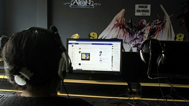 Pese a Facebook, los buenos amigos aún se cuentan con los dedos de las manos