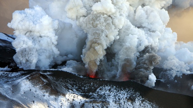 Fotos: El mayor volcán de Kamchatka, en Rusia, expulsa nubes de gas y vapor