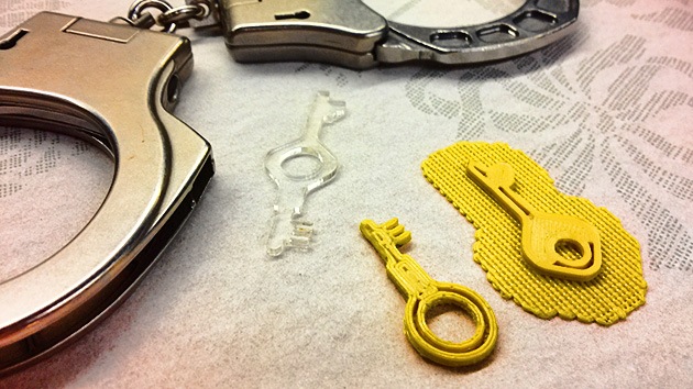 Un 'hacker' inventa unas llaves plásticas válidas para todos los modelos de esposa policial