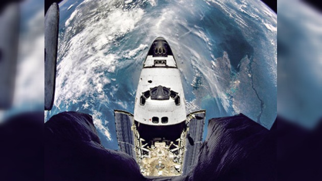 Los astronautas del Atlantis revisan con lupa el exterior nave antes de acoplarse a la EEI