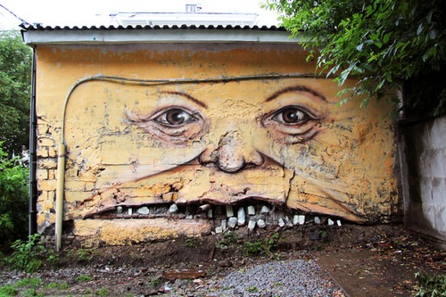 El 'cirujano' con pincel: un artista ruso reanima edificios con ojos y sonrisas