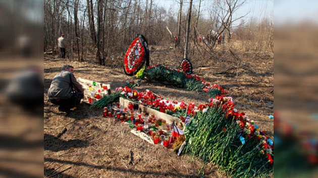 Miles de personas acuden a Smolensk para conmemorar a víctimas de la catástrofe aérea