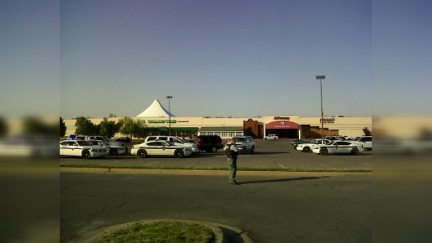 Un niño muere en un tiroteo en un centro comercial en Oklahoma